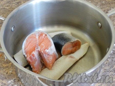 Кету очистить, вымыть, разрезать на куски, если нужно. Залить 1,5 литрами холодной воды и поставить варить.