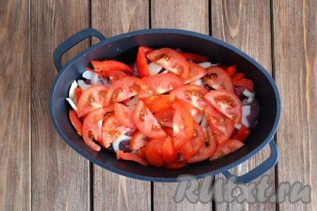 Поверх мяса выложить слоями оставшиеся овощи: лук, перец и помидоры.
