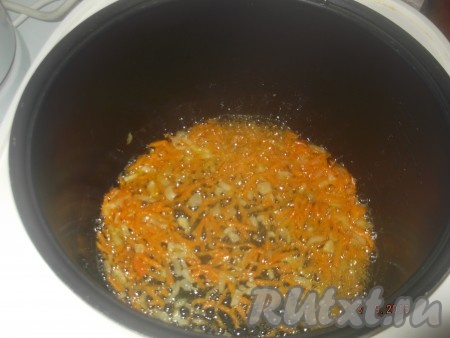 Наливаем в чашу мультиварки масло и на экспресс-режиме с открытой крышкой обжариваем лук с морковкой до золотистого цвета.
