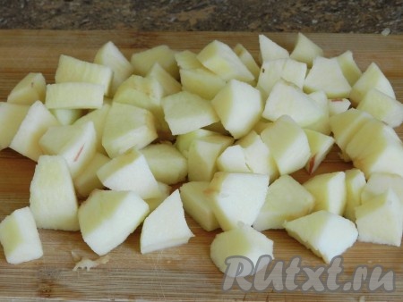 Яблоки нарезать кубиками.
