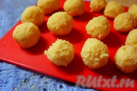 Сформировать из пюре картофельные шарики.
