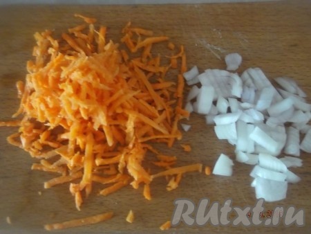 Пока варится картофель, нарезаем лук кубиками, а морковь натираем на средней терке.
