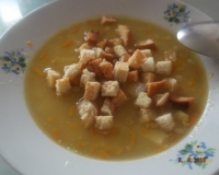 Суп гороховый с гренками