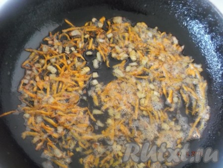 Обжариваем морковь и лук на сковороде с растительным маслом до золотистого цвета.
