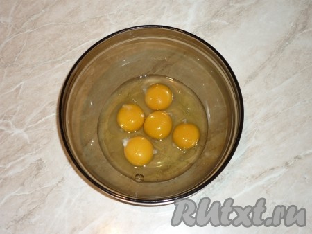 Яйца вбить в миску. 