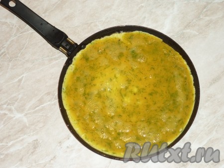 Сковороду разогреть с небольшим количеством растительного масла. Вылить яичную смесь на разогретую сковороду. 
