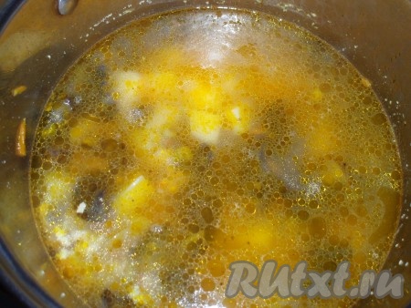 Добавить нарезанный кубиками картофель. Варить суп с фаршем и грибами до готовности картошки. В конце варки добавить лавровый лист.
