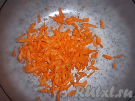Морковь натереть на терке.