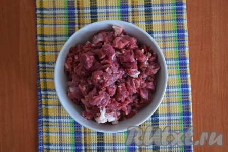 Мясо барашка вместе с салом нарезать мелкими кусочками, примерно 6 на 6 мм. Можно перемолоть и на мясорубке, но тогда лучше использовать сетку с крупными отверстиями. 