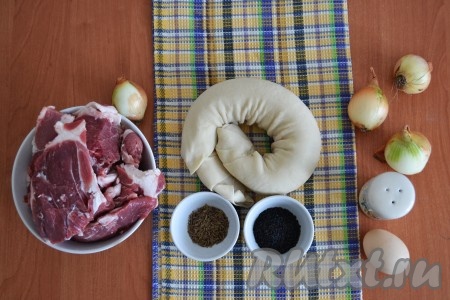 Подготовить необходимые ингредиенты: мякоть баранины подойдет с любой части, желательно, чтобы мясо было с небольшой частью сала. Слоеное тесто можно приготовить по этому рецепту: http://rutxt.ru/node/10800.