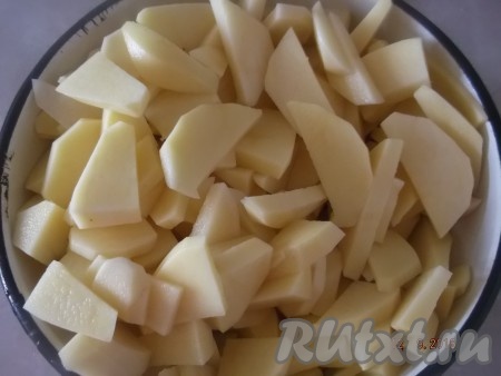 Когда фасоль сварится до полуготовности, добавляем очищенный и нарезанный на дольки картофель.
