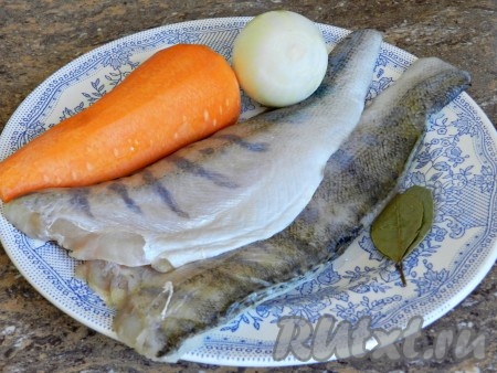 Филе судака разморозить и вымыть, лук и морковь очистить.