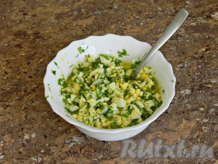 Соединить смесь яиц и зелени с маслом, перемешать. Посолить и поперчить яично-сливочный соус по вкусу.
