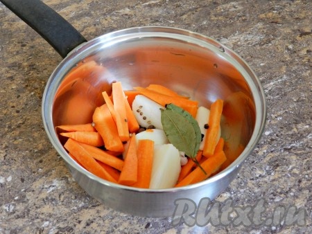Морковь и лук нарезать произвольно, добавить лавровый лист, зерна горчицы и перцы, залить 0,5 литром воды. Довести до кипения, посолить. Варить на медленном огне под крышкой 20 минут.

