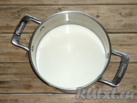 Молоко довести до кипения, всыпать сахар (сахар можно добавлять по вкусу).
