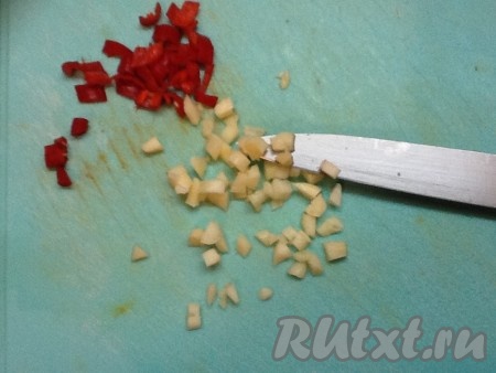 Очистить перчик чили от семян и нарезать на мелкие кусочки. Также мелко нарезать чеснок.
