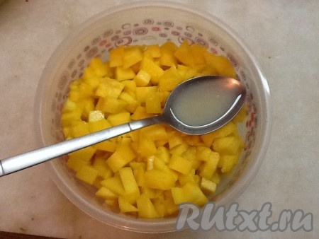 Добавить к нарезанному манго 2 столовые ложки сока лайма и перемешать. Отставить в сторону. Использовать неметаллическую посуду.
