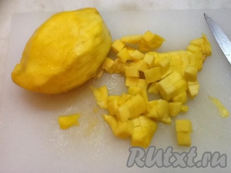 Очистить и нарезать манго на небольшие кусочки.
