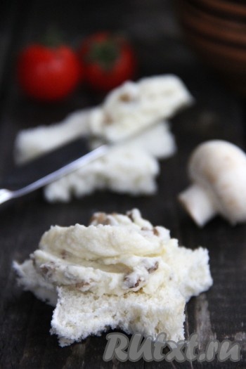 Подать домашний плавленный сыр с грибами на кусочке хлеба или лаваше. Обязательно попробуйте! Сыр по этому рецепту поучается нежным и нереально вкусным!
