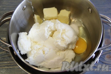 Творог протереть через сито. Выложить творог в кастрюльку, добавить яйцо, сливочное масло, соль и соду.