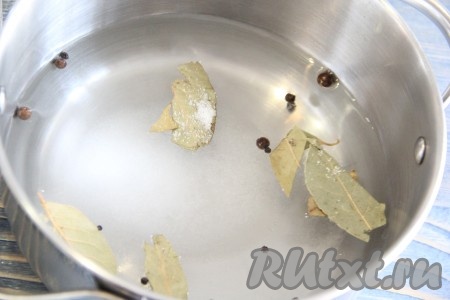 Для приготовления маринада влить в кастрюлю 500 мл воды и добавить сахар, соль, горошины чёрного и душистого перцев, лавровые листья. 
