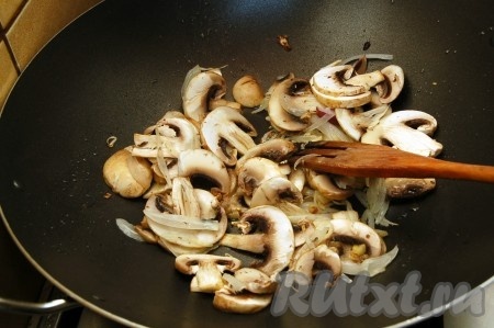 Добавим грибы в сковороду.