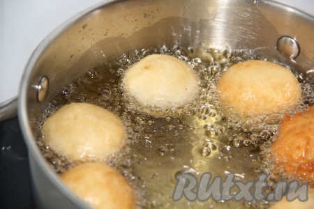 Растительное масло хорошо разогреть в высокой посуде. Пончики можно делать в виде шариков размером с грецкий орех, смочив руки в растительном масле.  Или можно аккуратно выкладывать тесто в раскалённое масло чайной ложкой.