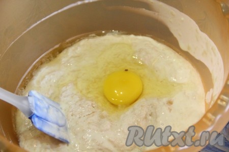 Затем добавить яйцо, растительное масло и перемешать до однородности.