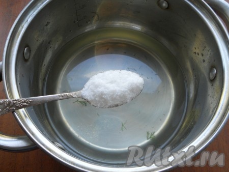 Залить банки с помидорами кипятком, накрыть крышками и оставить на 15 минут. Далее воду слить в кастрюлю, довести ее до кипения и снова залить помидоры на 7 минут. Воду слить в кастрюлю, довести до кипения, добавить соль и сахар, кипятить маринад 1-2 минуты.
