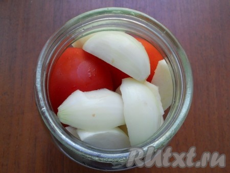 Заполнить банки вымытыми помидорами не до самого верха. Сверху разместить очищенные от семян и нарезанные дольками яблоки (по 3-4 дольки) и разрезанный на 4 части репчатый лук (по 2-3 части).
