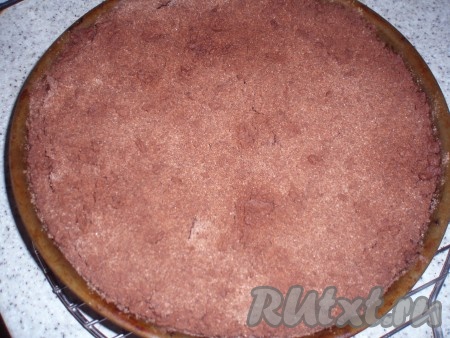 Подготовленный шоколадный пирог с малиной отправить в духовку и печь 50-60 минут при температуре 180 градусов.
