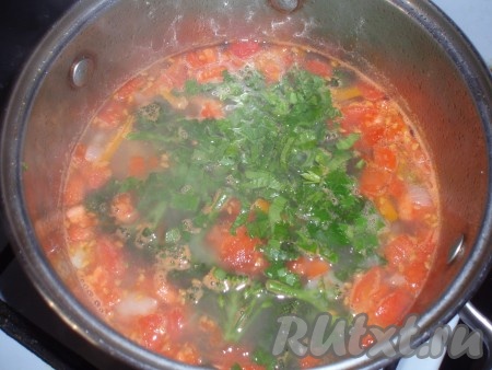 Довести до кипения, проварить пару минут. Добавить в суп измельченную зелень. 
