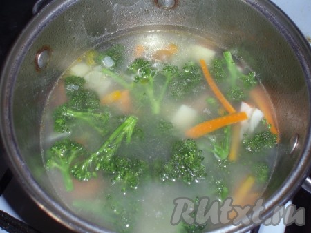 Когда картофель будет почти готов, добавить брокколи в суп. Варить 3 минуты.