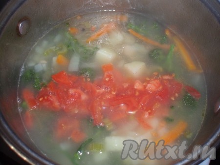 Помидоры нарезать мелкими кубиками, добавить в суп с брокколи, посолить.
