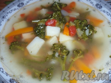 Вкусный суп с брокколи, помидорами и картофелем готов, дать настояться и можно подавать к столу. 