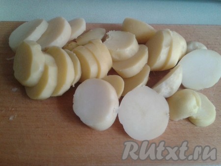 Картофель отварить в мундирах. Остудить, очистить и нарезать кольцами толщиной 1-1,5 см.
