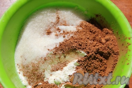Все делается очень просто. В миске соединяем все сухие ингредиенты: сахар, муку, какао, соль, соду и ванильный сахар, слегка перемешиваем. 