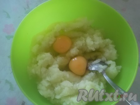 Потом к кабачковой массе добавляем яйца, соль и гашеную соду.
