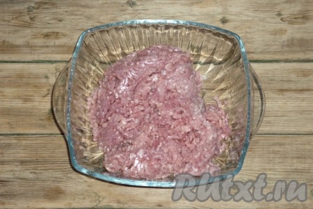 Мясо вымыть холодной водой, обсушить и нарезать небольшими кусочками. Пропустить мясо через мясорубку, вместе с луковицей. 

