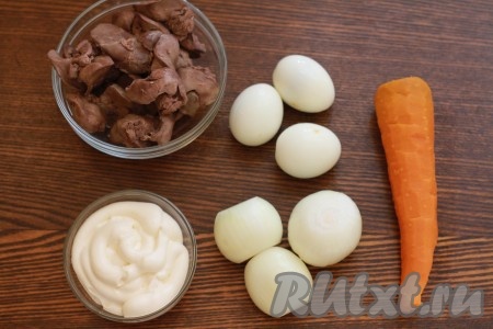 Ингредиенты для приготовления салата из куриной печени с луком и морковью