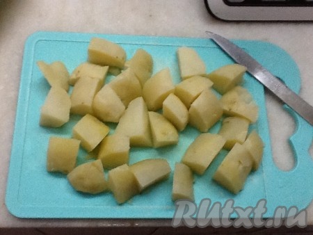 Отварную картошку в мундире очистить и нарезать кубиками, примерно размером, как соцветия капусты.
