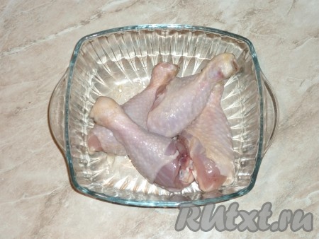Курицу вымыть холодной водой, обсушить, нарезать на порционные кусочки. 
