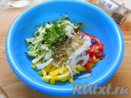 В овощной салат с болгарским перцем добавить заправку и измельченную петрушку. Посолить и поперчить.
