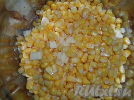 К нарезанному сыру добавить консервированную кукурузу.
