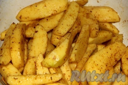 Картофель очищаем от кожуры, нарезаем небольшими кусочками и хорошенько посыпаем специями для картофеля. 