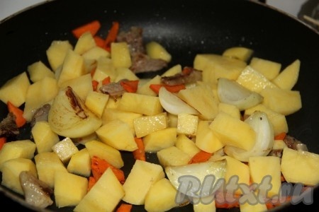 Когда овощи хорошенько потомятся под крышкой, минут через 5, добавляем нарезанный средними кубиками картофель. 
