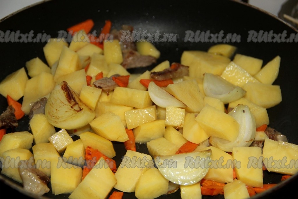 Когда овощи хорошенько потомятся под крышкой, минут через 5, добавляем нарезанный средними кубиками картофель. 
