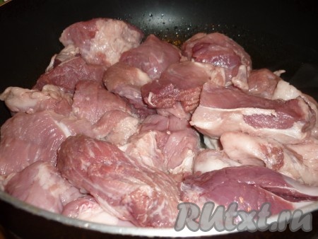Сковороду нагреть, добавить смалец и подождать, пока он растопится (смалец можно заменить растительным маслом), выложить кусочки свинины. 
