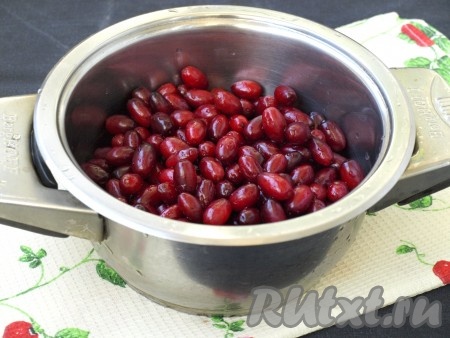 Выложить ягоды в кастрюльку и залить холодной водой.
