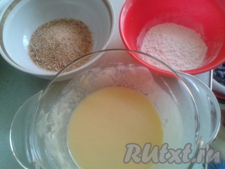 Подготовить в отдельных тарелках муку для обваливания наггетсов и панировочные сухари.
